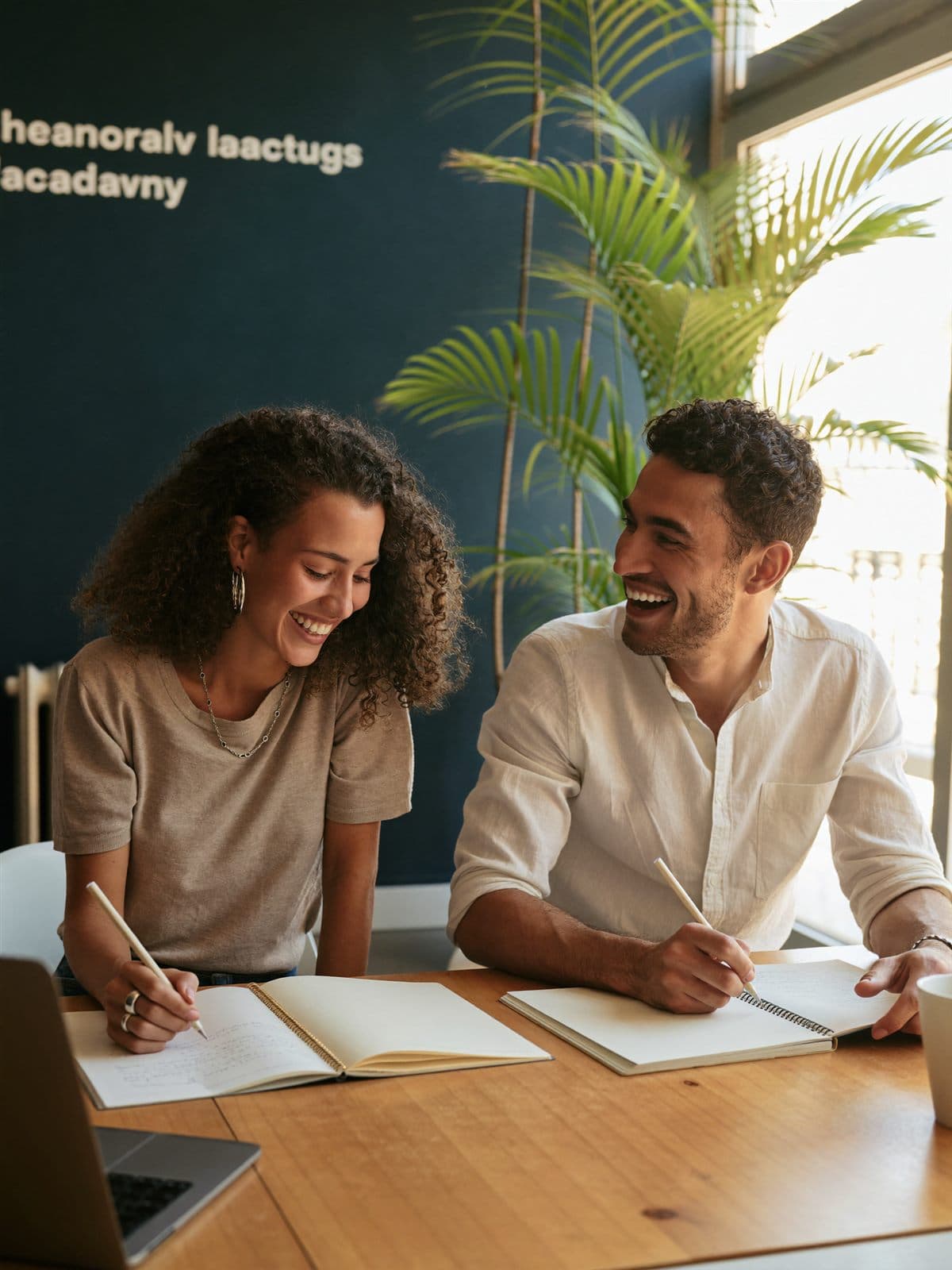 Studierende lernen gemeinsam Deutsch bei Alingua